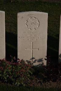 Coxyde Military Cemetery - Halliday, W