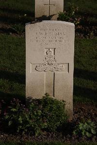 Coxyde Military Cemetery - Hellman, Reginald William