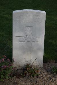 Coxyde Military Cemetery - Henry, Michael