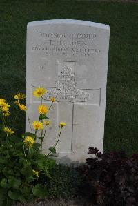 Coxyde Military Cemetery - Holden, Thurston