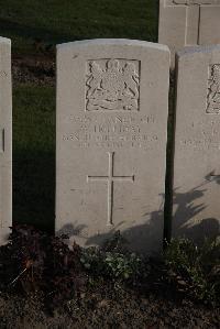 Coxyde Military Cemetery - Holliday, W