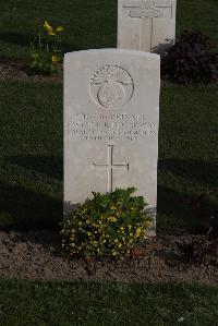 Coxyde Military Cemetery - Holloway, Gwynne Reginald