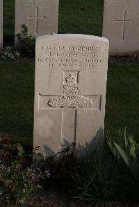 Coxyde Military Cemetery - Hope, John James