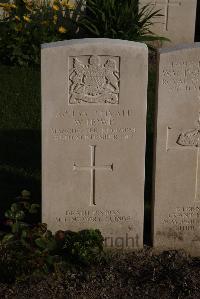 Coxyde Military Cemetery - Howe, Walter