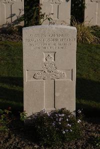 Coxyde Military Cemetery - Huggett, Thomas Edward