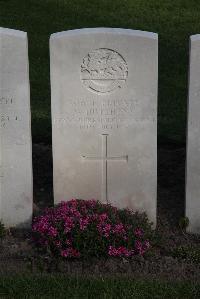 Coxyde Military Cemetery - Hutchens, W