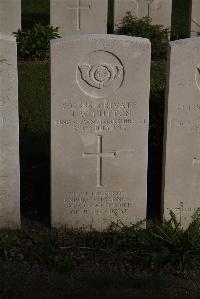 Coxyde Military Cemetery - Hutton, John William