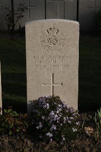 Coxyde Military Cemetery - Julian, Richard