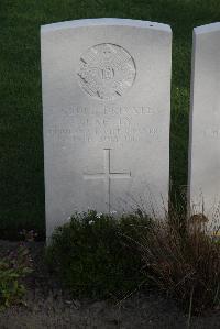 Coxyde Military Cemetery - Kelly, J