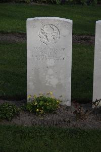 Coxyde Military Cemetery - Kelly, P