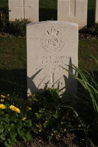 Coxyde Military Cemetery - Larner, Thomas