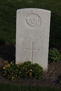 Coxyde Military Cemetery - Laurence, William Edwin