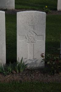 Coxyde Military Cemetery - Lee, T