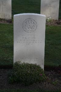 Coxyde Military Cemetery - Lowe, Douglas Kitchener