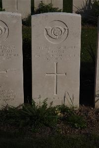 Coxyde Military Cemetery - Lowe, J