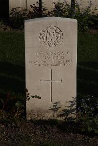 Coxyde Military Cemetery - MacInnes, D