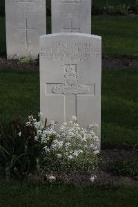 Coxyde Military Cemetery - MacKay, Ernest Victor