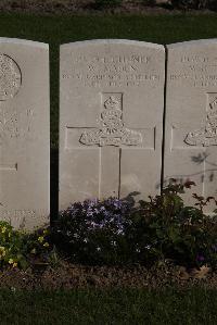 Coxyde Military Cemetery - Maden, Walter