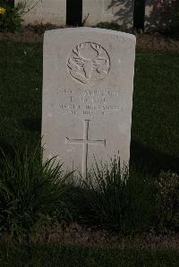 Coxyde Military Cemetery - McKim, T