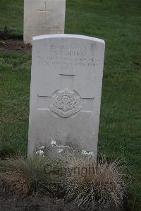 Coxyde Military Cemetery - Miles, Alexander Campbell