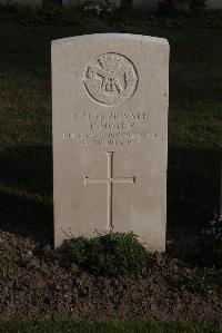 Coxyde Military Cemetery - Moyle, J