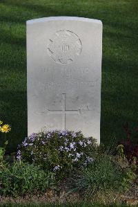 Coxyde Military Cemetery - Neil, T