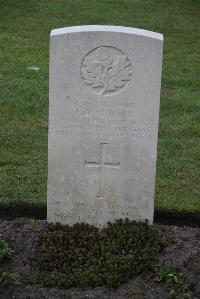 Coxyde Military Cemetery - Newell, Frederick George