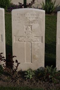 Coxyde Military Cemetery - Newman, Hedley John