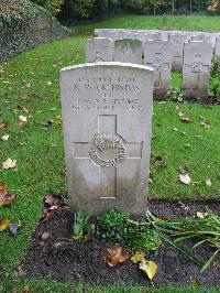 Coxyde Military Cemetery - Orchiston, Kenneth Watson