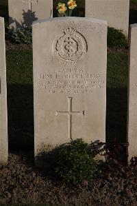 Coxyde Military Cemetery - Oldershaw, Leslie