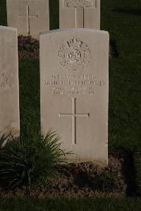 Coxyde Military Cemetery - Oyns, Arthur Philip