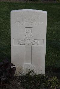 Coxyde Military Cemetery - Pinder, Thomas