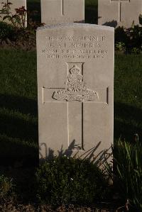 Coxyde Military Cemetery - Roberts, Clement Alfred Lionel