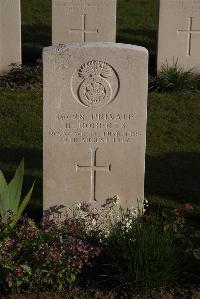 Coxyde Military Cemetery - Roberts, H