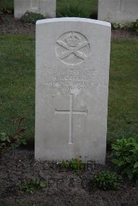 Coxyde Military Cemetery - Roberts, I