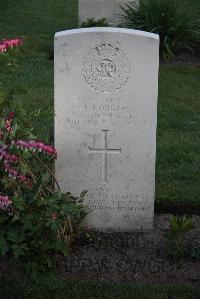 Coxyde Military Cemetery - Roberts, Robert