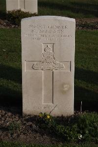 Coxyde Military Cemetery - Robinson, Noble