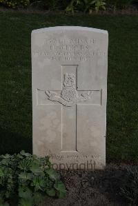 Coxyde Military Cemetery - Scholes, Harold