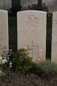 Coxyde Military Cemetery - Sykes, J H