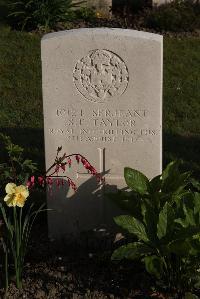 Coxyde Military Cemetery - Taylor, Samuel F