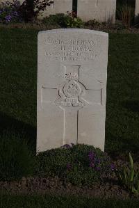 Coxyde Military Cemetery - Thomas, E H