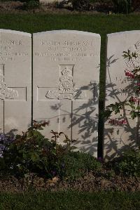 Coxyde Military Cemetery - Thomas, W H