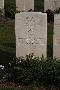 Coxyde Military Cemetery - Thornton, H H