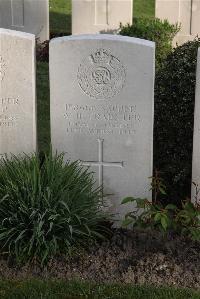 Coxyde Military Cemetery - Traunter, William Henry