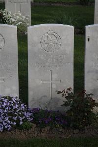 Coxyde Military Cemetery - Traverse, Edward