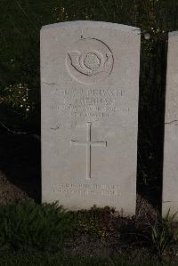 Coxyde Military Cemetery - Trenham, Robert