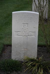 Coxyde Military Cemetery - Tucker, Edward William