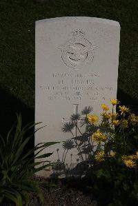 Coxyde Military Cemetery - Tucker, Howard