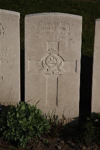 Coxyde Military Cemetery - Wall, Thomas