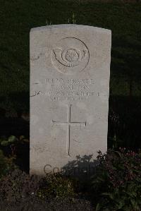 Coxyde Military Cemetery - Walton, Thomas